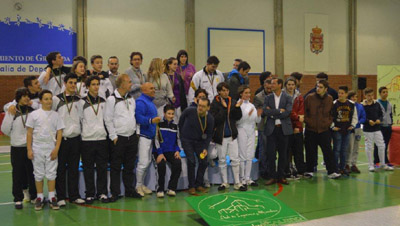 Participantes en la competición de esgrima 