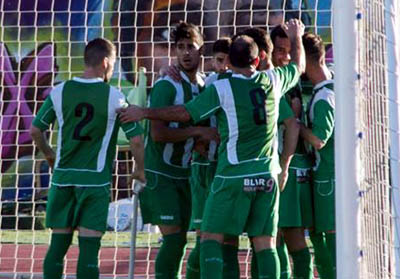 Los atarfeños celebran un tanto ante el Español del Alquián (VICENTE CARVAJAL)