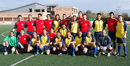 Los jugadores del CD Imperio y el equipo de reclusos del Centro Provincial (GRJ)