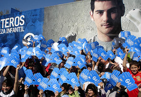 Cientos de escolares apoyaron la campaña `Paremos la pobreza` junto a Iker Casillas