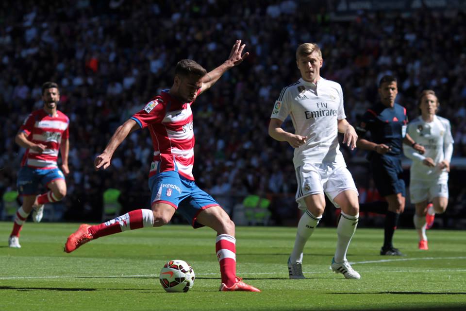 R. Ibáñez, durante una acción del partido ante el Real Madrid (LOF)