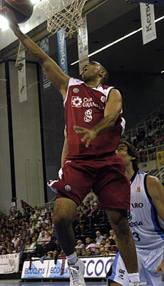 Cherry entra a canasta ante el Bruesa 