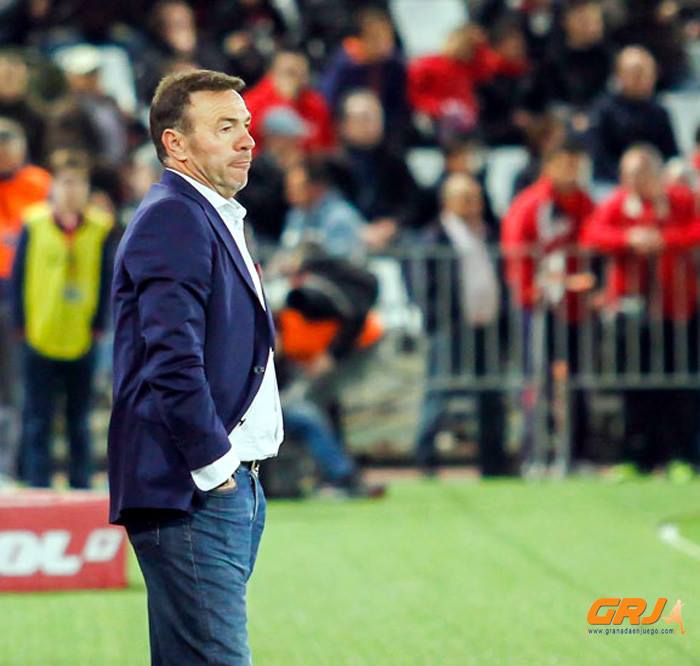 Abel Resino estuvo muy pensativo durante el encuentro ante la UD Almería (LOF)
