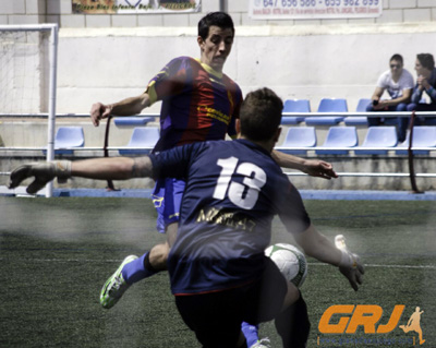 Un jugador azulgrana encara al meta bastetano (VICENTE CARVAJAL)