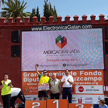 El ganador de la prueba recibe su trofeo 