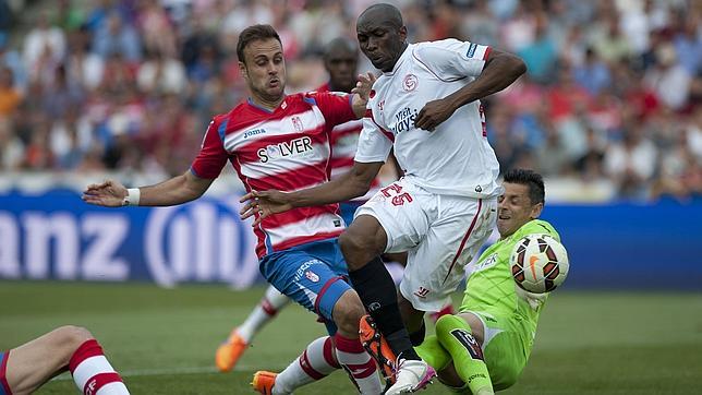 Juan Cala durante una acción del partido junto a Mbia y Roberto.