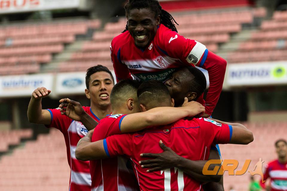 Los jugadores del filial rojiblanco celebran el primer tanto (JOSÉ M. ROMERO)