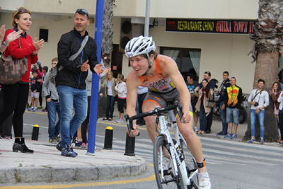 Gómez sobre la bicicleta 