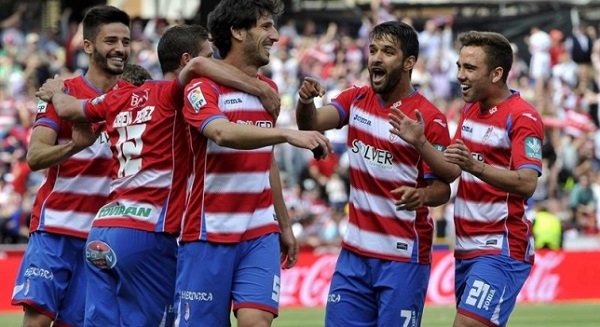 Los jugadores celebran un tanto anotado por Mainz.