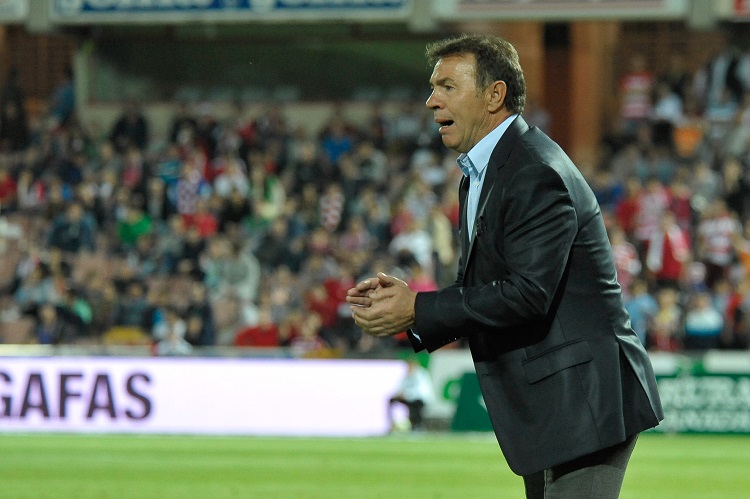 Abel Resino da instrucciones a sus jugadores durante el partido en Los Cármenes.
