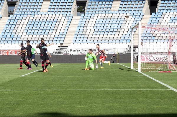 Los rojiblancos no pudieron reponerse de los tantos tempranos del Almería.