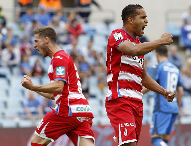Rubén Pérez y El-Arabi celebran con rabia el tanto rojiblanco (LOF)