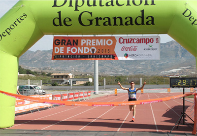 El ganador del Gran Premio de fondo llega a la meta 