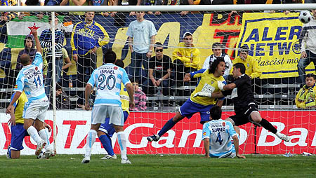 Lafuente marca tras aprovechar un rechace del guardameta Casilla (CADIZCF.COM)