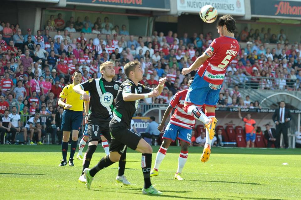 Mainz remata el esférico hacia la portería del Córdoba en una acción del partido.