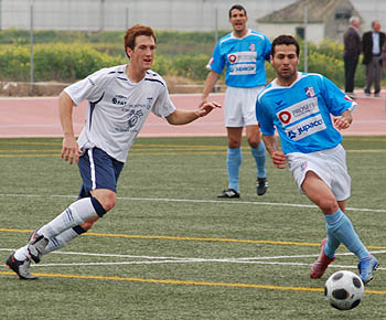 Félix presiona al jugador bastetano Vilaseca (BALDOMERO)