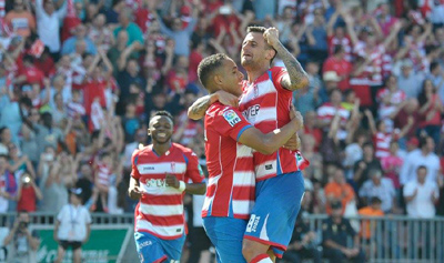 Javi Márquez y El Arabi celebran un tanto 