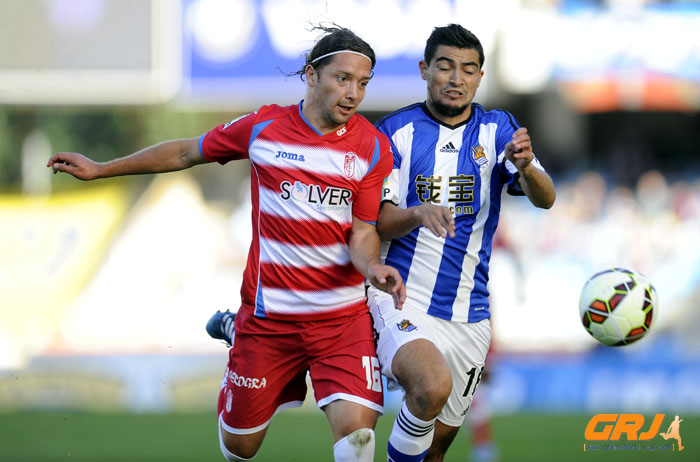 Iturra en una acción del encuentro ante La Real Sociedad (LOF)