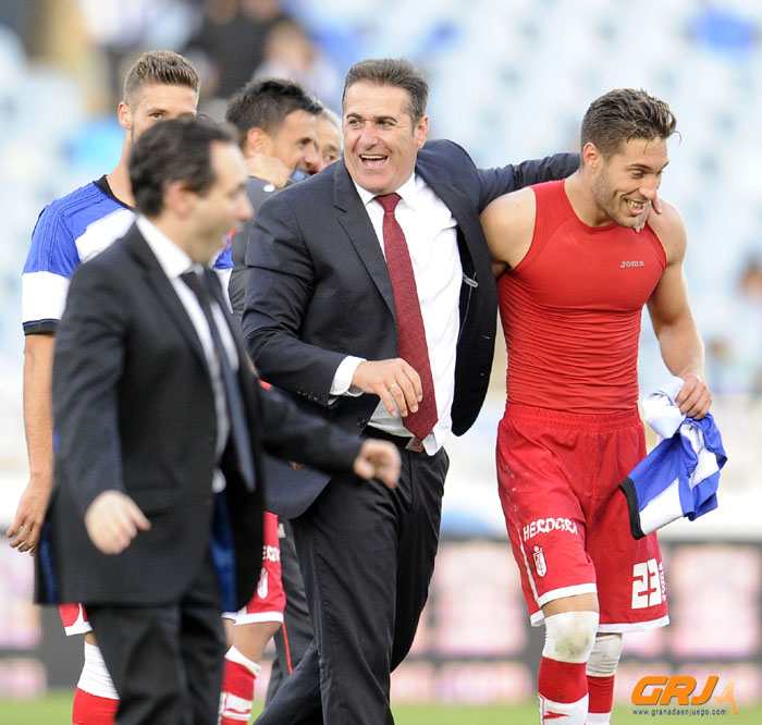 Rochina abrazado por Sandoval a la conclusión del partido (LOF)