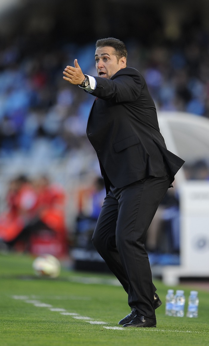 Sandoval da instrucciones a sus hombres durante el partido en Anoeta.
