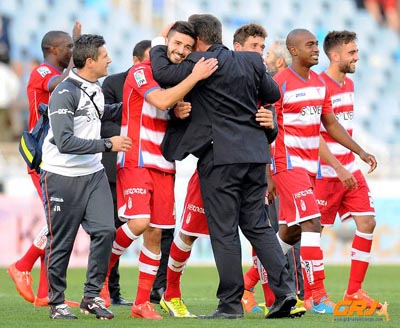 Sandoval se abraza con sus jugadores tras la victoria en Anoeta 