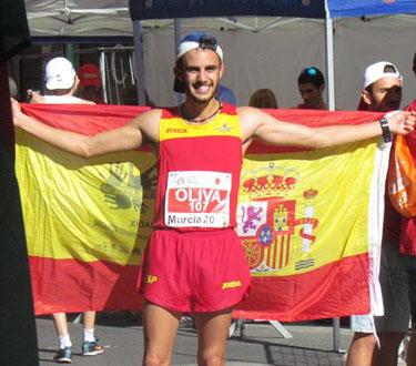 Oliva celebra su tercera posición 