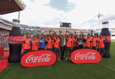 La plantilla ha presentado la nueva botella (GRANADA CF)