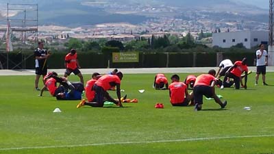 Los jugadores realizando estiramientos 