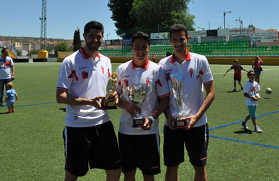 Los jugadores accitanos posan con sus trofeos 