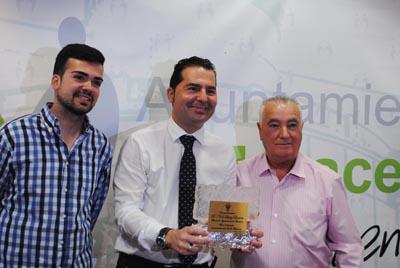El Alcalde ha recibido un reconocimiento del club al consistorio 