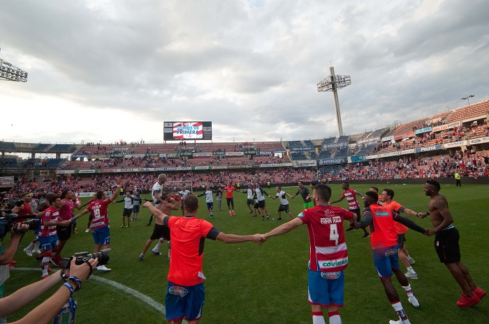 Los jugadores del Granada celebran la permanencia (JOSÉ M. BALDOMERO)