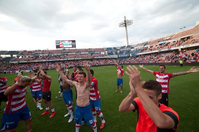 Piti, en el centro de la imagen sin camiseta, celebra la permanencia (BALDOMERO)