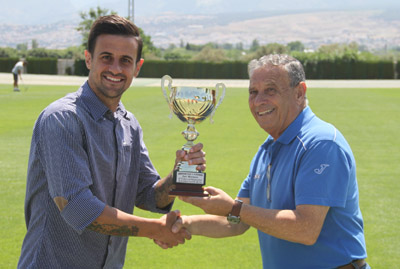 Javi Márquez recibe el trofeo de manos del patrocinador (GRJ)