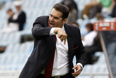 Sandoval da instrucciones durante un encuentro con el Granada 