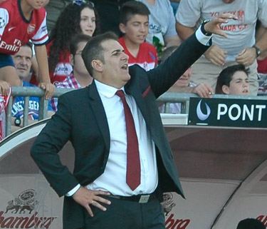 Sandoval da instrucciones a los suyos durante un partido (BALDOMERO)