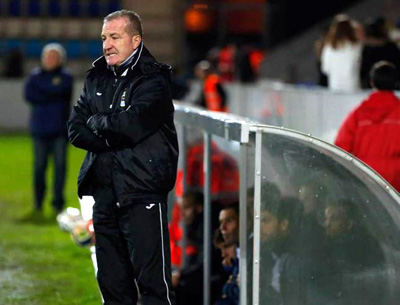 Carlos Mª Rodríguez junto al banquillo del Oviedo (LNE.ES)