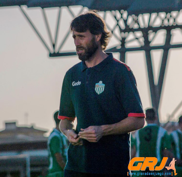 Javi García da indicaciones desde la banda (V. CARVAJAL)