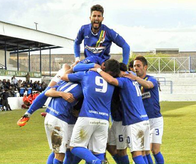 Rosales celebra junto a sus compañeros un tanto del Linares (TWITTER)
