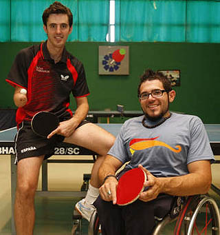 Dos de los medallistas del CajaGRANADA de tenis de mesa