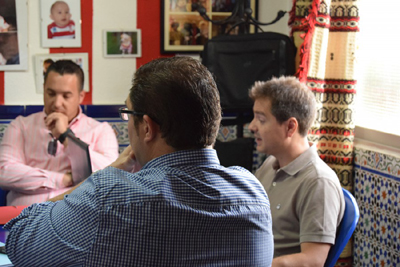 Daniel Hurtado, a la izquierda, durante una reunión