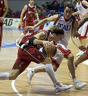 Pecile ante Prigioni en el encuentro de ida (ACB.COM)