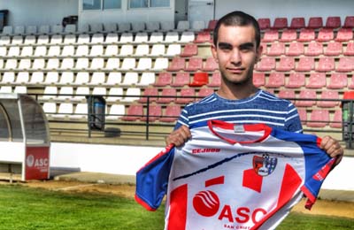 El nuevo fichaje ya luce los colores del Arenas 
