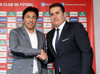 Pina sella con un apretón de manos la renovación de Sandoval (GRANADACF.ES)