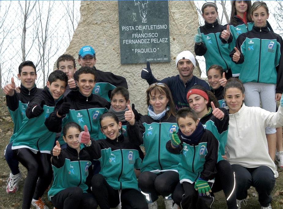 Paquillo Fernández junto con jovenes atletas de la Juventud Atlética Guadix