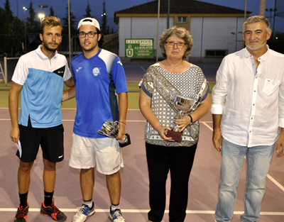 La alcaldesa y el concejal de deportes hacen entrenga del trofeo 