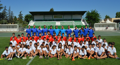 Foto de familia de los participantes en el campus 