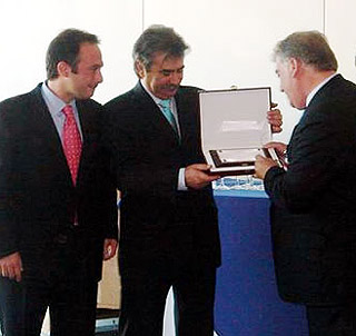 Manuel Santaella recibiendo un premio de ATUDEM 