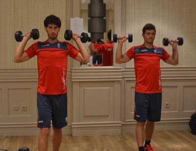 Mainz y Piti trabajan con pesas 