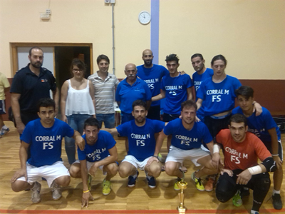 El equipo ganador del torneo celebra su triunfo 