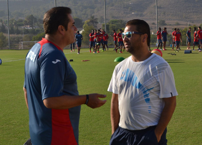Sandoval dialoga con Cordero en la concentración de La Manga (GRANADA CF)